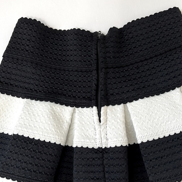 Girls from Savoy black & off white scallop skirt, size small - Picture 3 of 8
